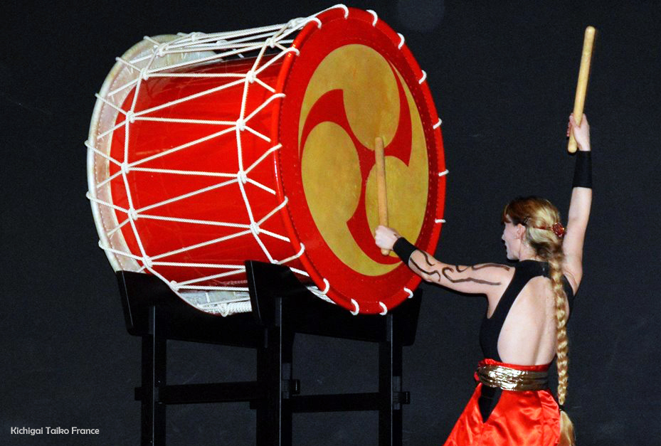 Big Okedo-Daiko in shiny-red. �:110cm / h:84cm&nbsp;(3.900�) with traditional stand (890�)